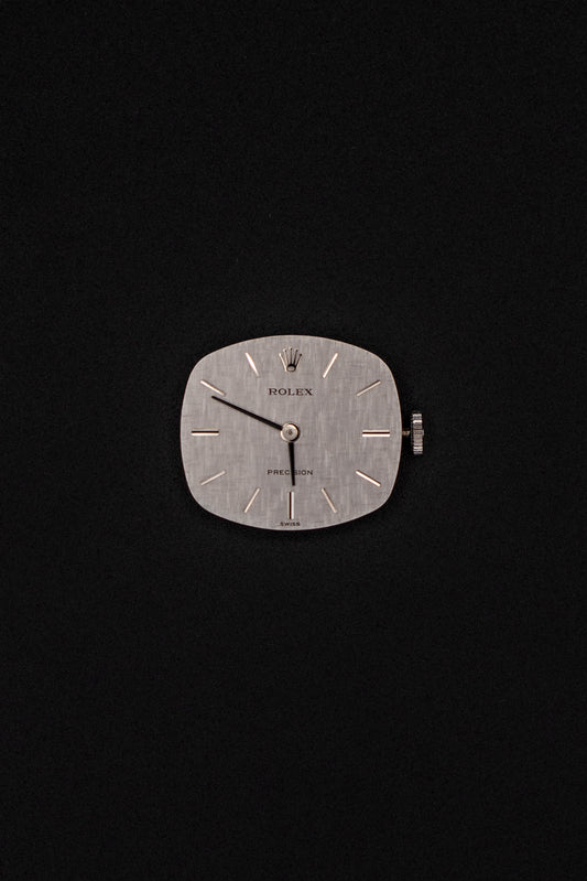 Rolex Handaufzugkaliber aus einer Cellini Ref. 1400 samt "Linen" Zifferblatt silber