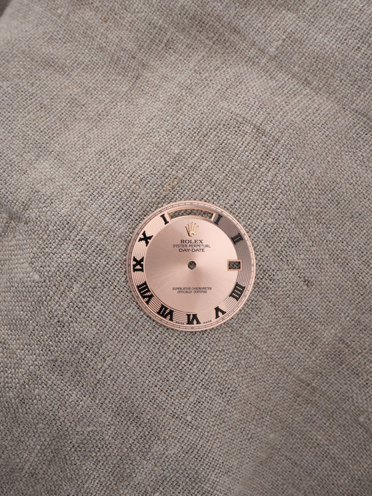 Rolex Zifferblatt Pink „Black Roman“ für Day-Date II 41 mm Ref. 218235