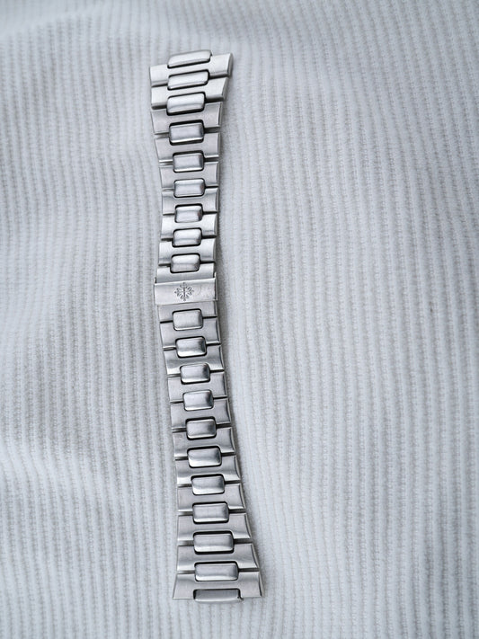 Patek Philippe steel bracelet with new clasp version for the Nautilus 3700