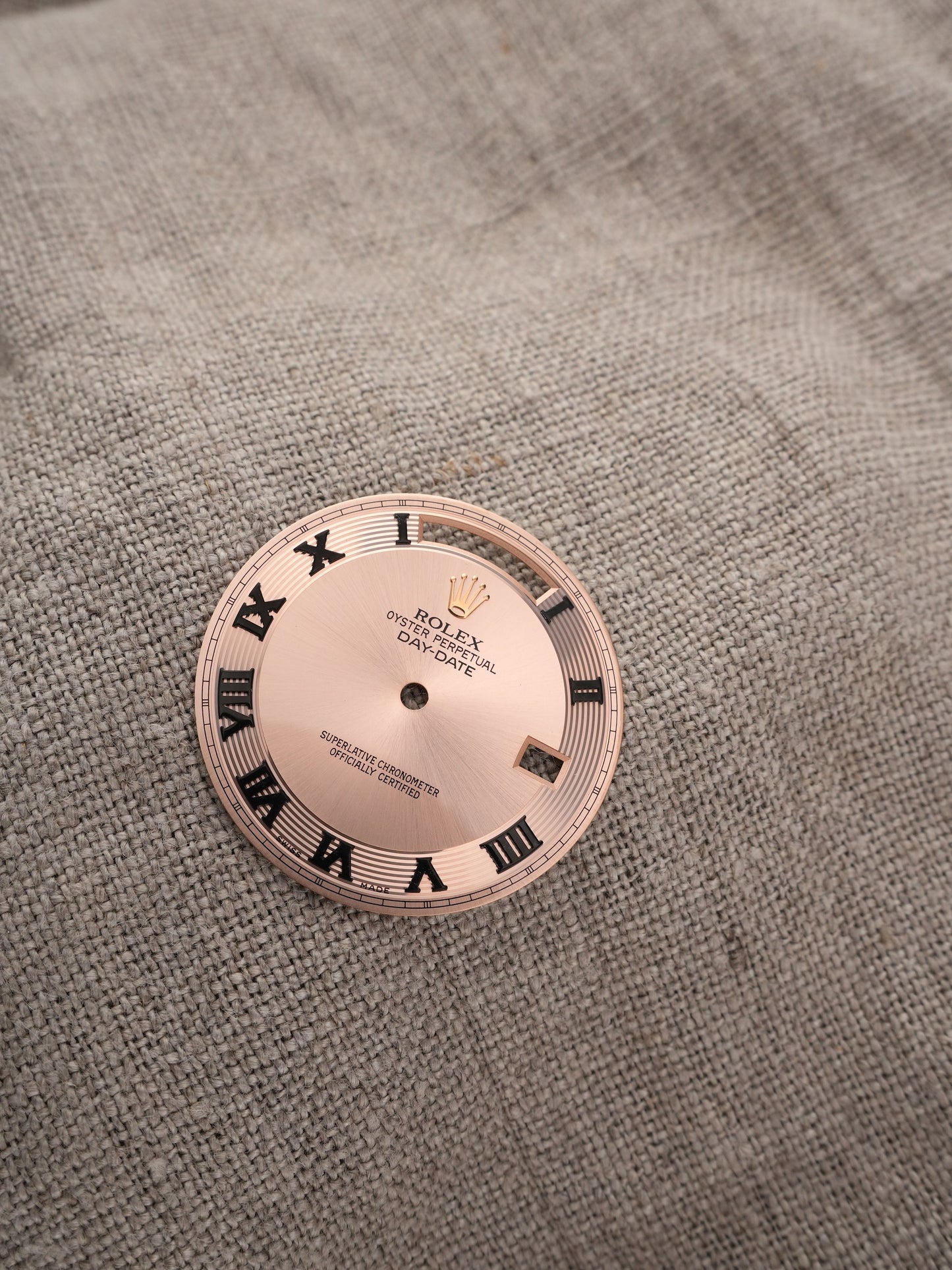 Rolex Zifferblatt Pink „Black Roman“ für Day-Date II 41 mm Ref. 218235