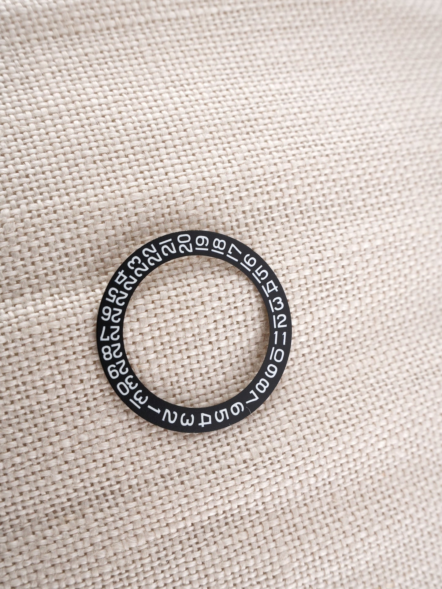 Patek Philippe NOS Datumsscheibe schwarz mit weißen Ziffern für Nautilus 3800 Kaliber 310 | 335