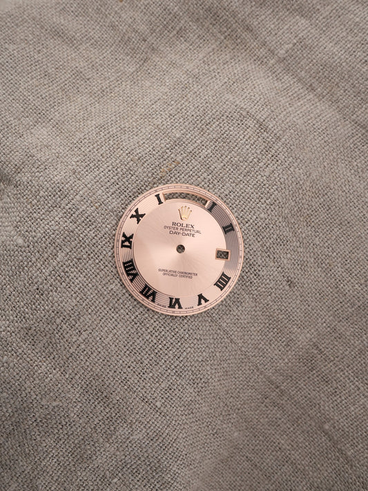 Rolex Zifferblatt Pink „Black Roman“ für Day-Date II 41 mm Ref. 218235