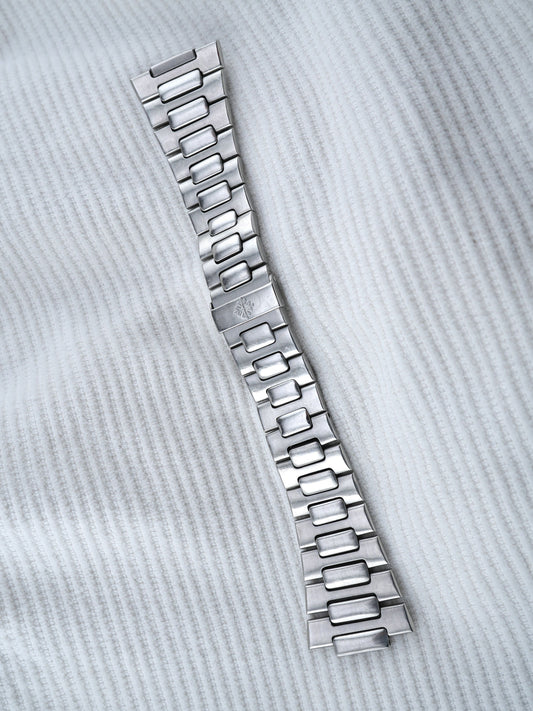 Patek Philippe steel bracelet with new clasp version for the Nautilus 3700